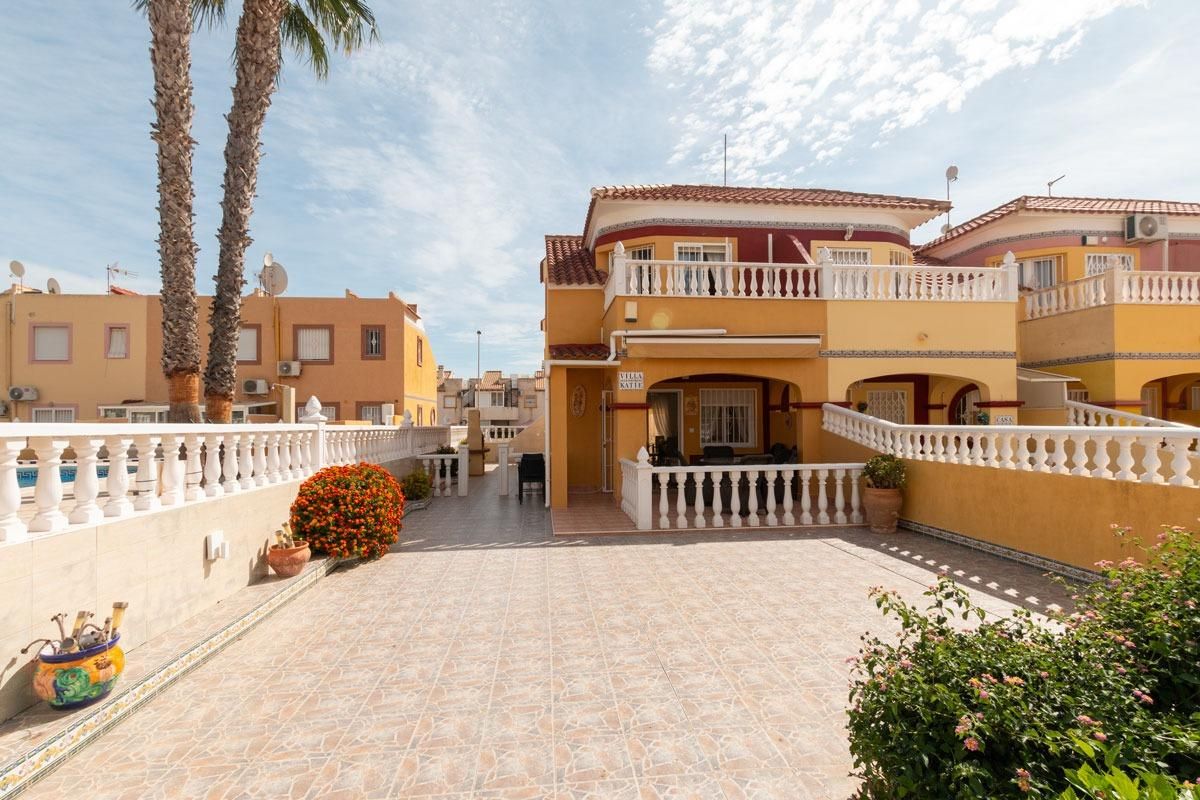Exterior view of Single-family semi-detached for sale in Orihuela  with Private garden, Terrace and Community pool