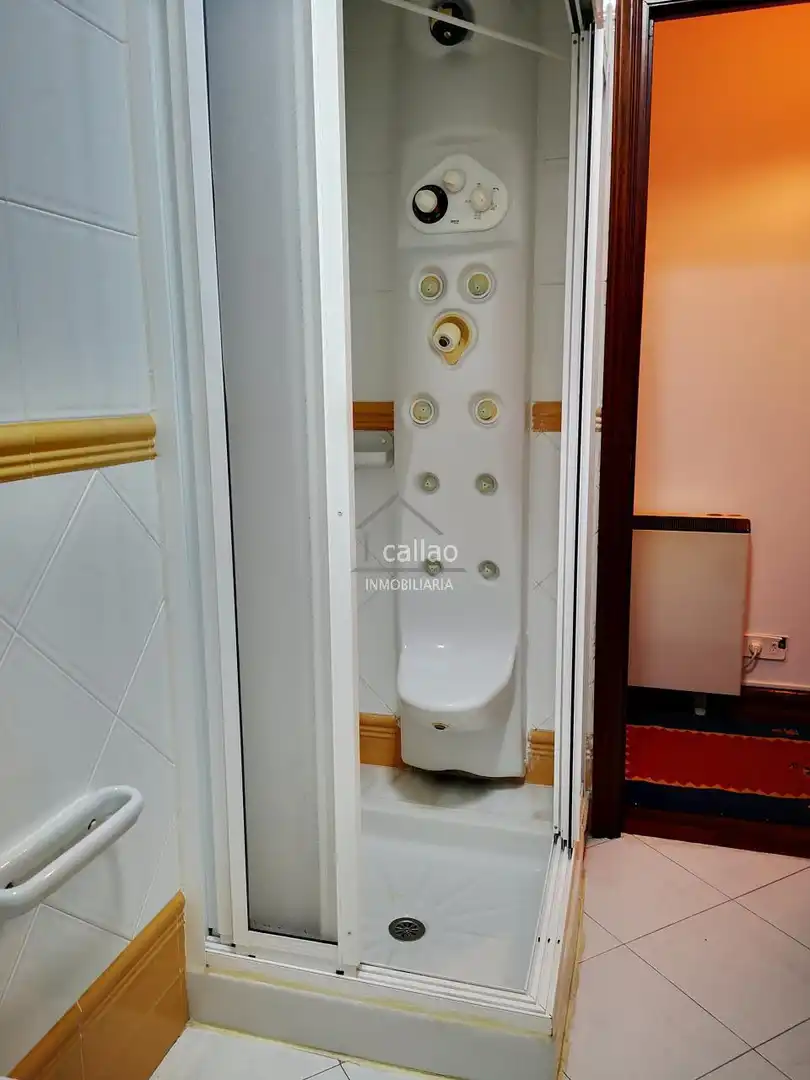 Bathroom of Flat for rent in Ferrol  with Heating, Parquet flooring and Storage room