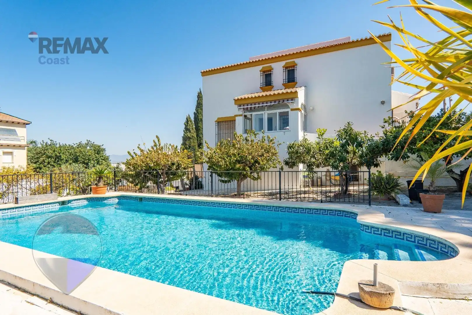 Vista exterior de Casa o xalet en venda en Alhaurín de la Torre amb Piscina comunitària