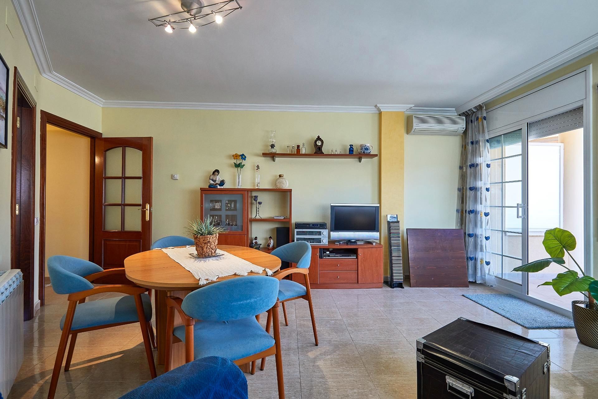 Sala de estar de Piso en venta en Cubelles con Terraza, Trastero y Horno