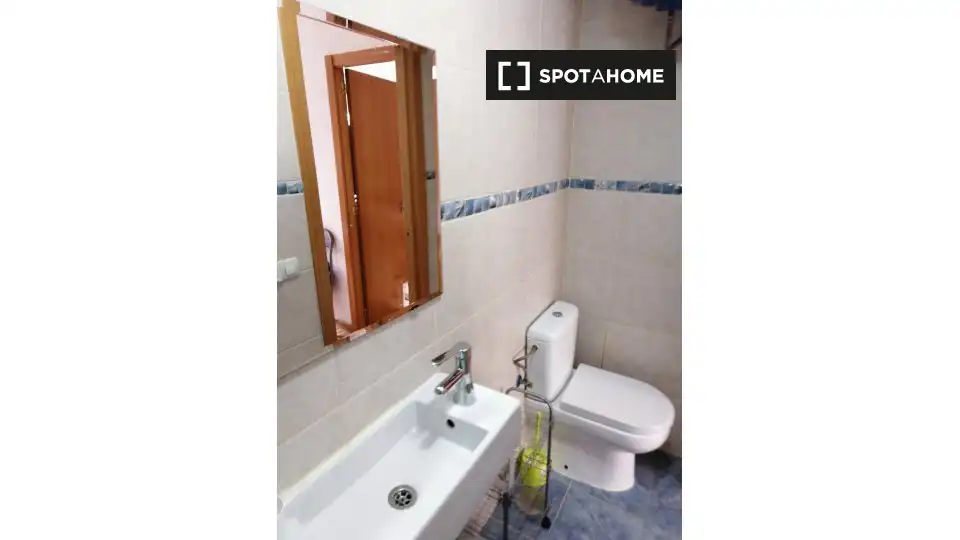 Baño de Piso para compartir en Madrid con Aire acondicionado, Calefacción y Terraza