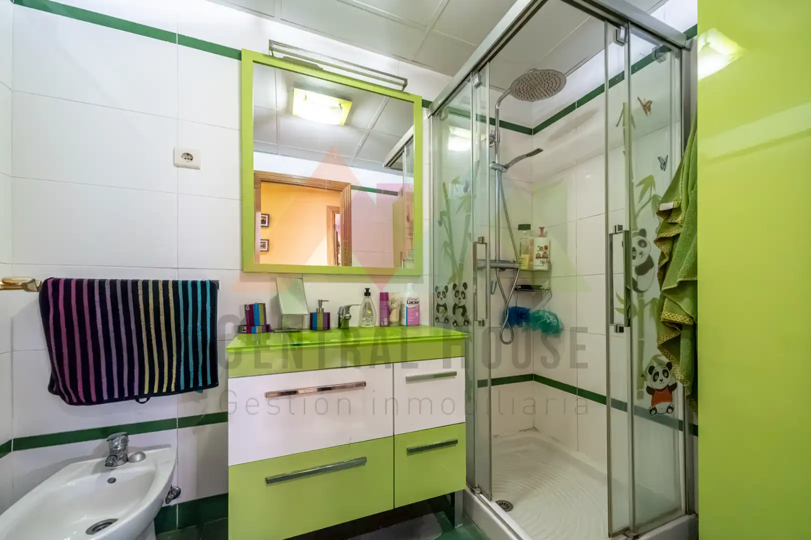 Bathroom of Flat for sale in Leganés  with Air Conditioner, Heating and Parquet flooring
