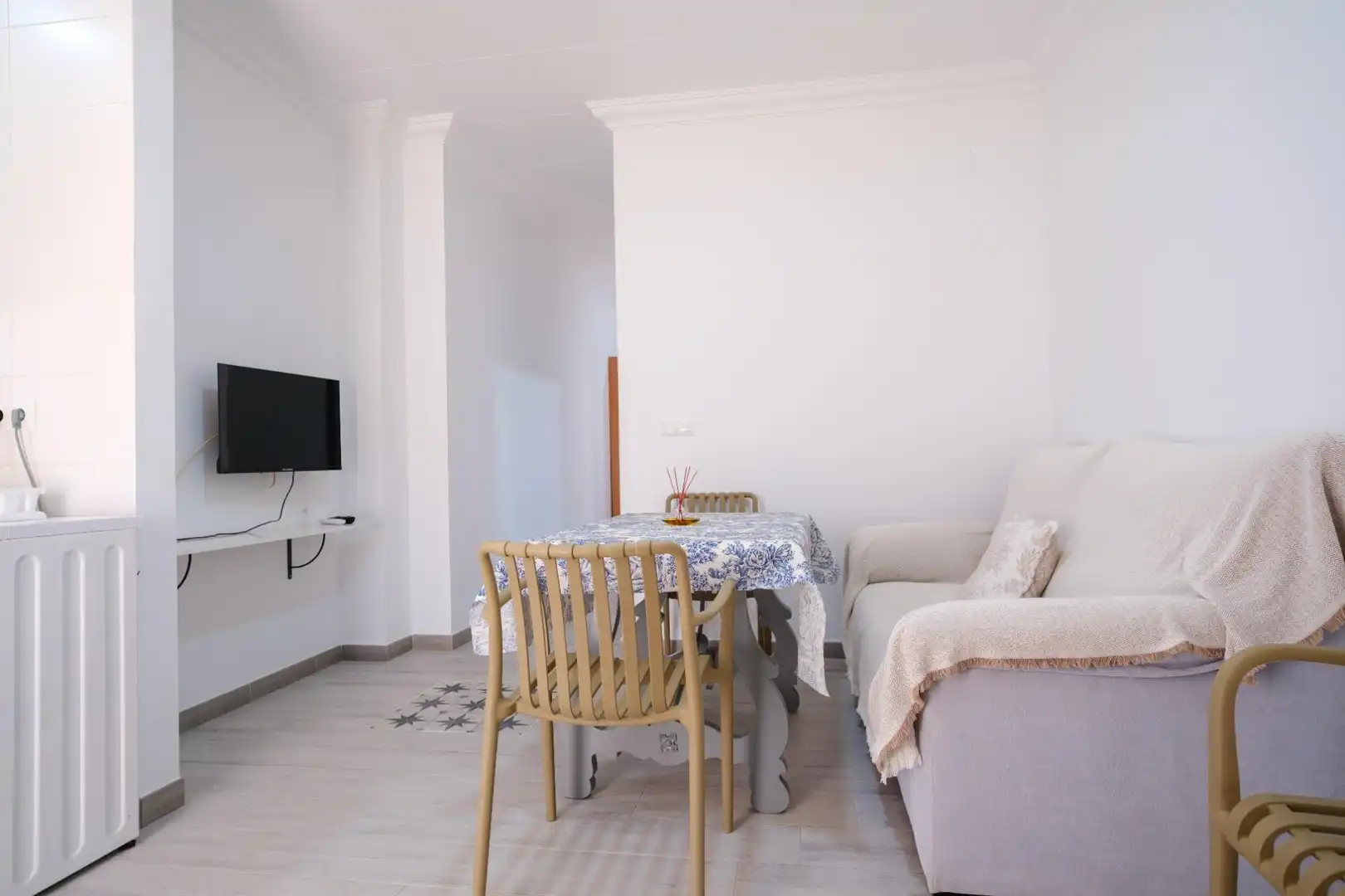 Sala d'estar de Casa adosada en venda en Teba amb Aire condicionat, Jardí privat i Piscina