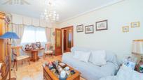 Sala d'estar de Casa o xalet en venda en Villa del Prado amb Terrassa