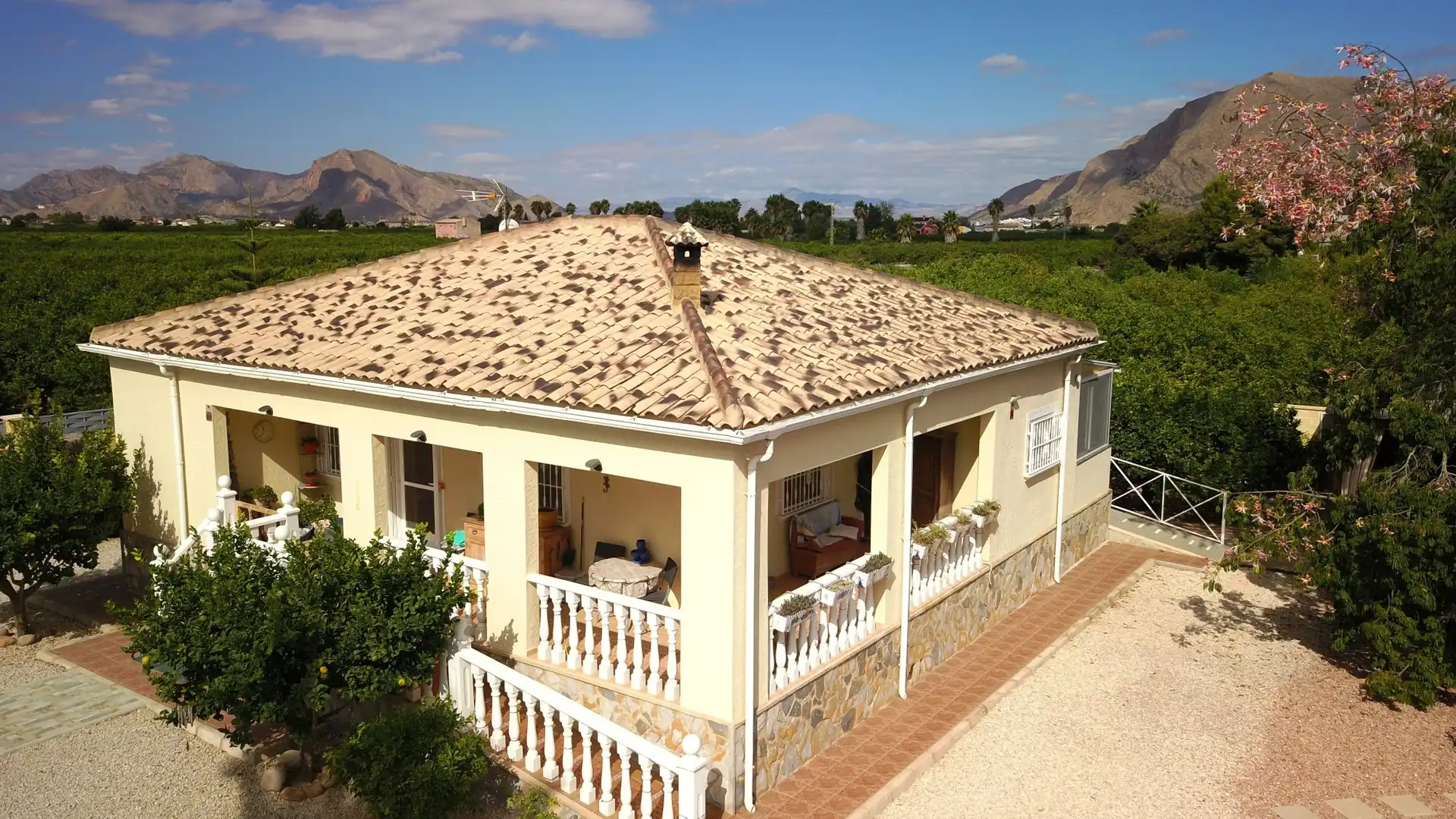 Vista exterior de Finca rústica en venda en Orihuela amb Terrassa i Piscina