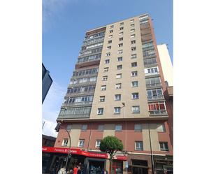 Vista exterior de Pis en venda en León Capital  amb Calefacció, Parquet i Terrassa