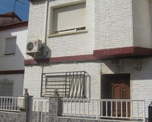 Vista exterior de Casa adosada en venda en La Unión