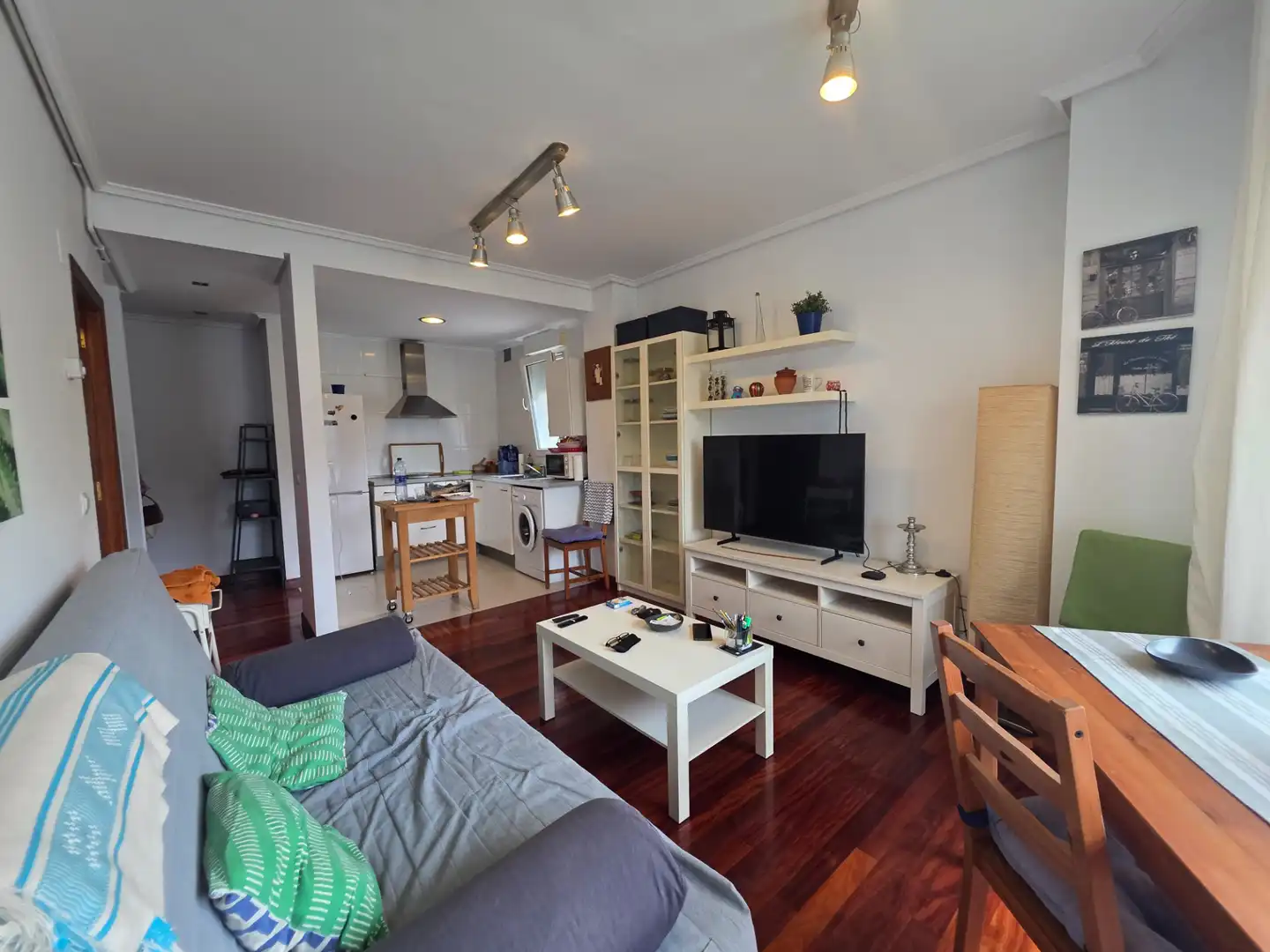 Sala de estar de Apartamento en venta en Miengo con Calefacción, Trastero y Amueblado