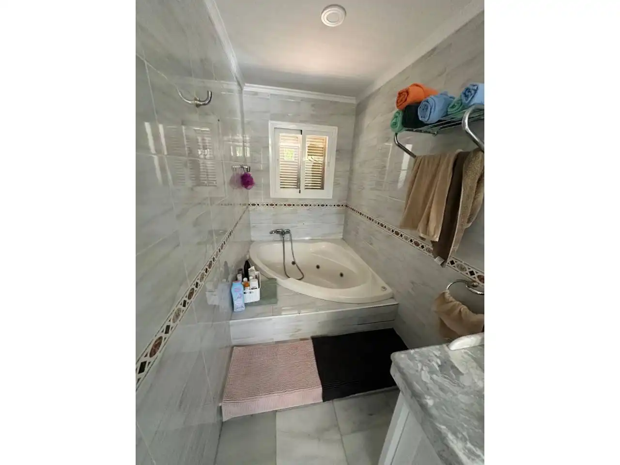 Bany de Casa o xalet de lloguer en Marbella amb Jardí privat, Terrassa i Piscina
