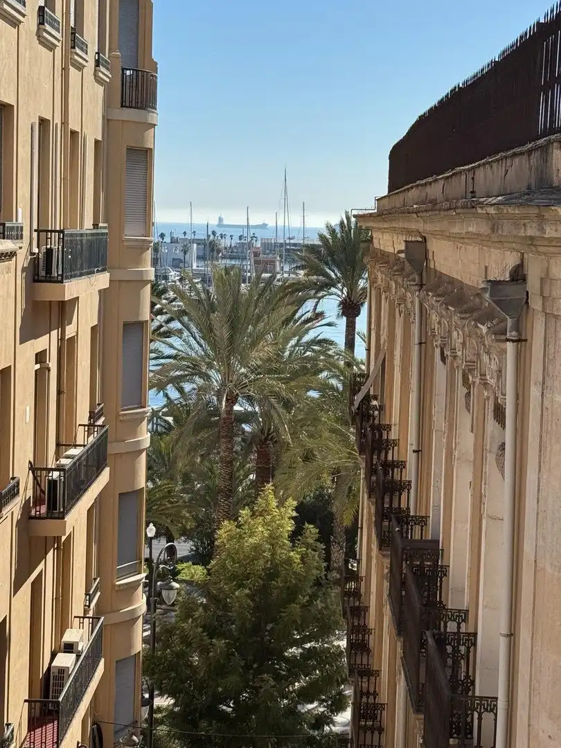Vista exterior de Ático en venta en Alicante / Alacant con Balcón