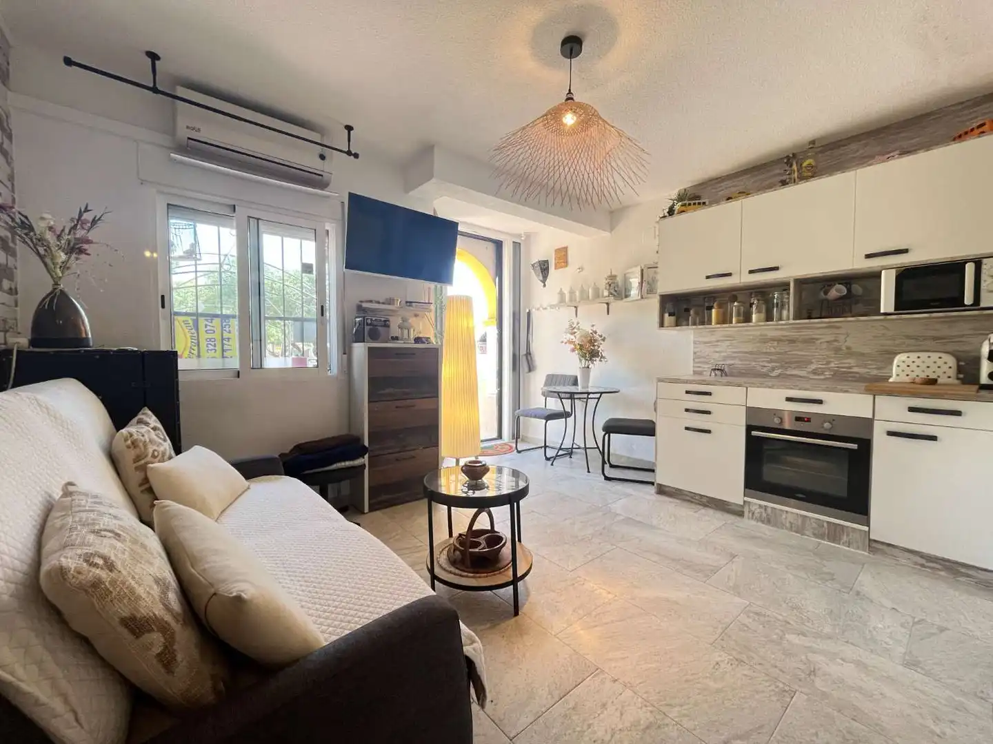 Sala d'estar de Planta baixa en venda en San Miguel de Salinas amb Aire condicionat, Calefacció i Terrassa