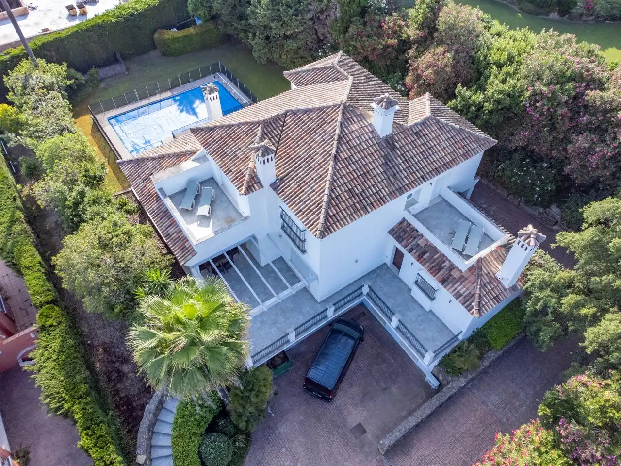 Vista exterior de Casa o xalet en venda en Sotogrande amb Aire condicionat, Jardí privat i Terrassa