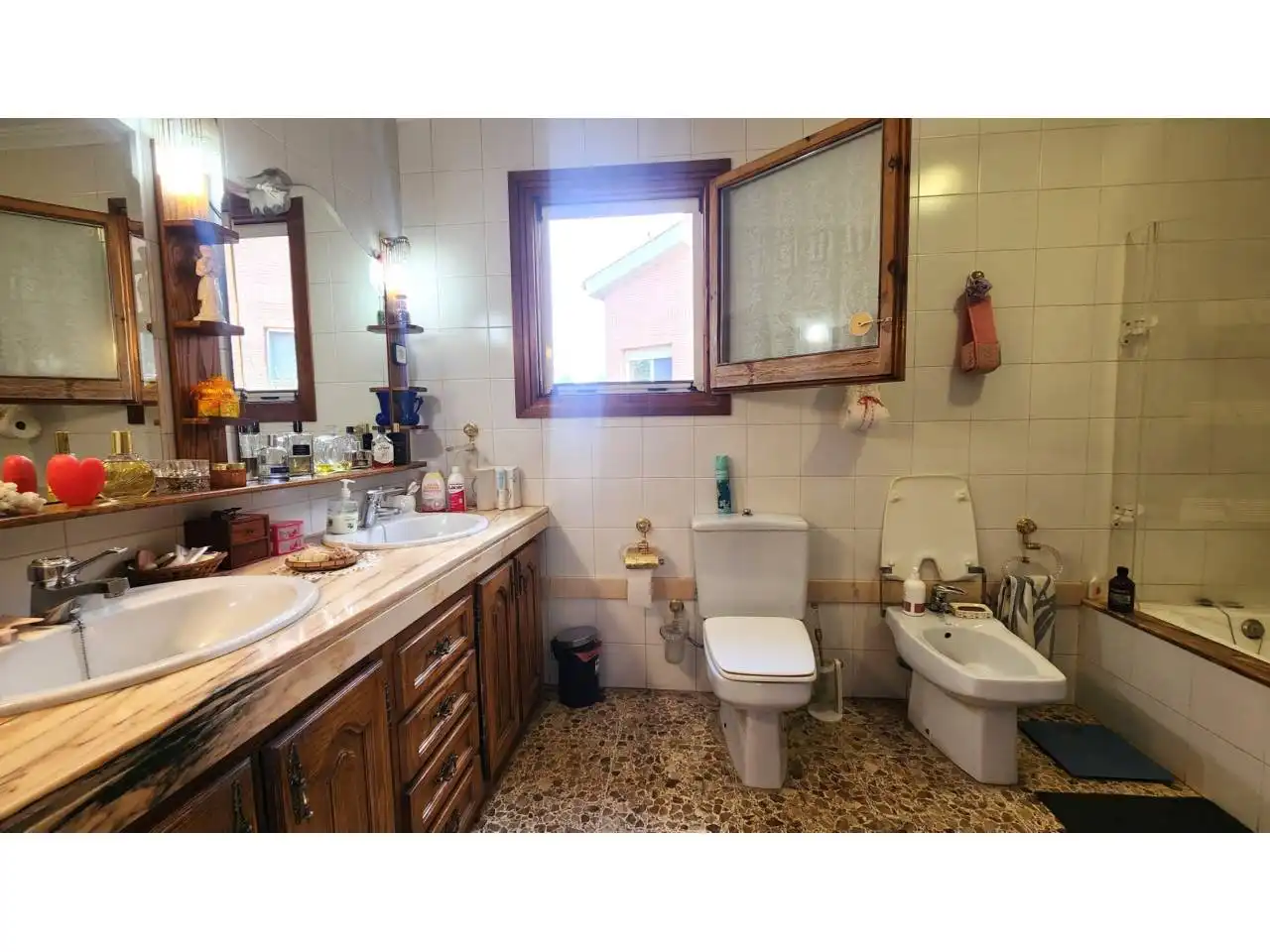 Bany de Casa o xalet en venda en Barberà del Vallès amb Aire condicionat, Calefacció i Jardí privat