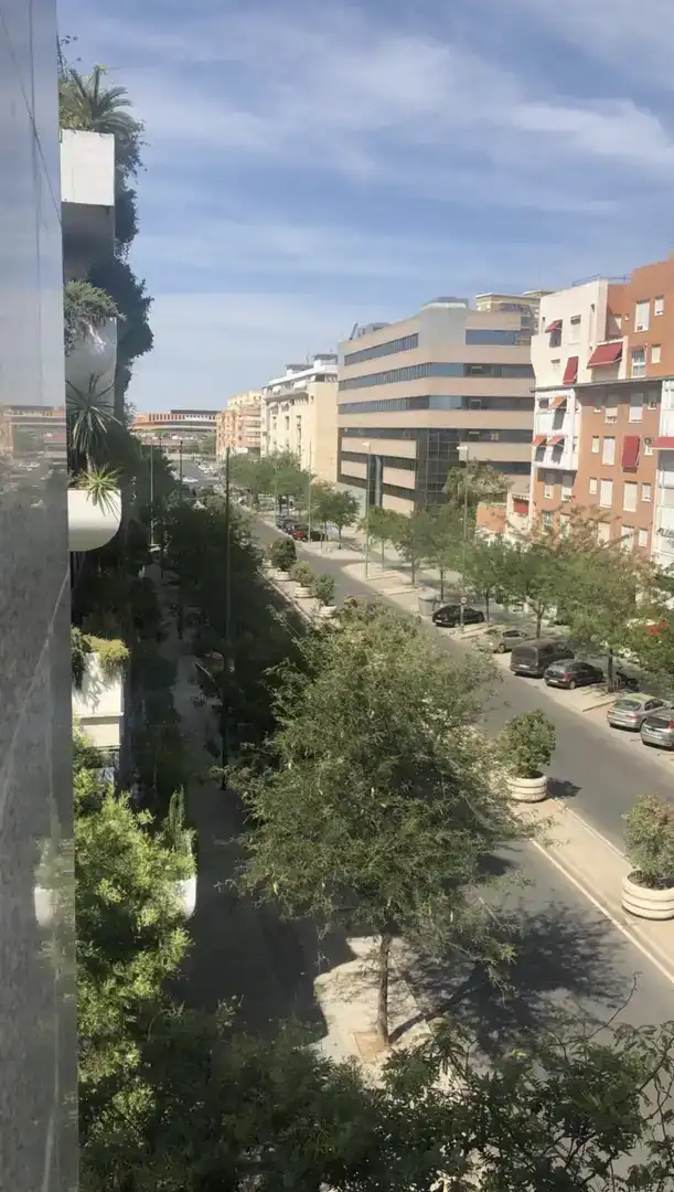 Außenansicht von Wohnung zur Miete in  Sevilla Capital mit Klimaanlage, Schwimmbad und Balkon