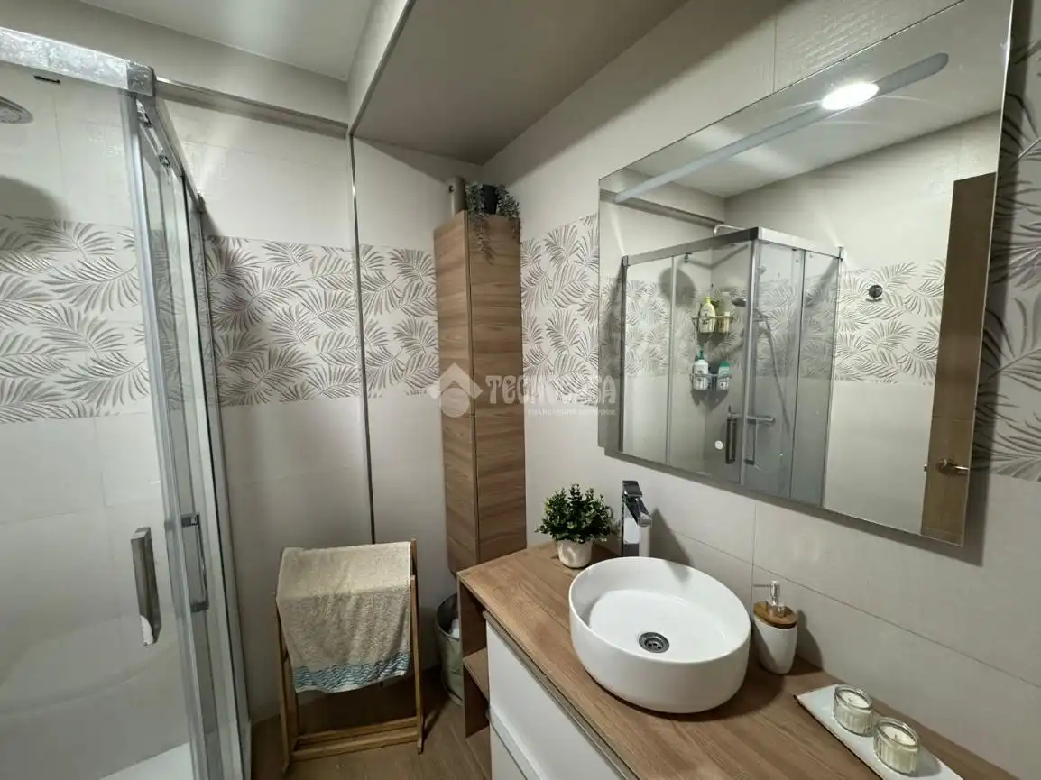 Badezimmer von Wohnung zum Verkauf in Huelva mit Klimaanlage
