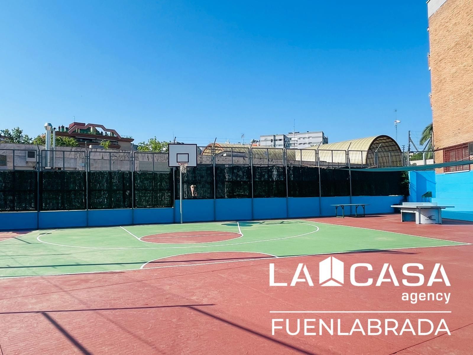 Vista exterior de Pis en venda en Fuenlabrada amb Calefacció, Terrassa i Piscina