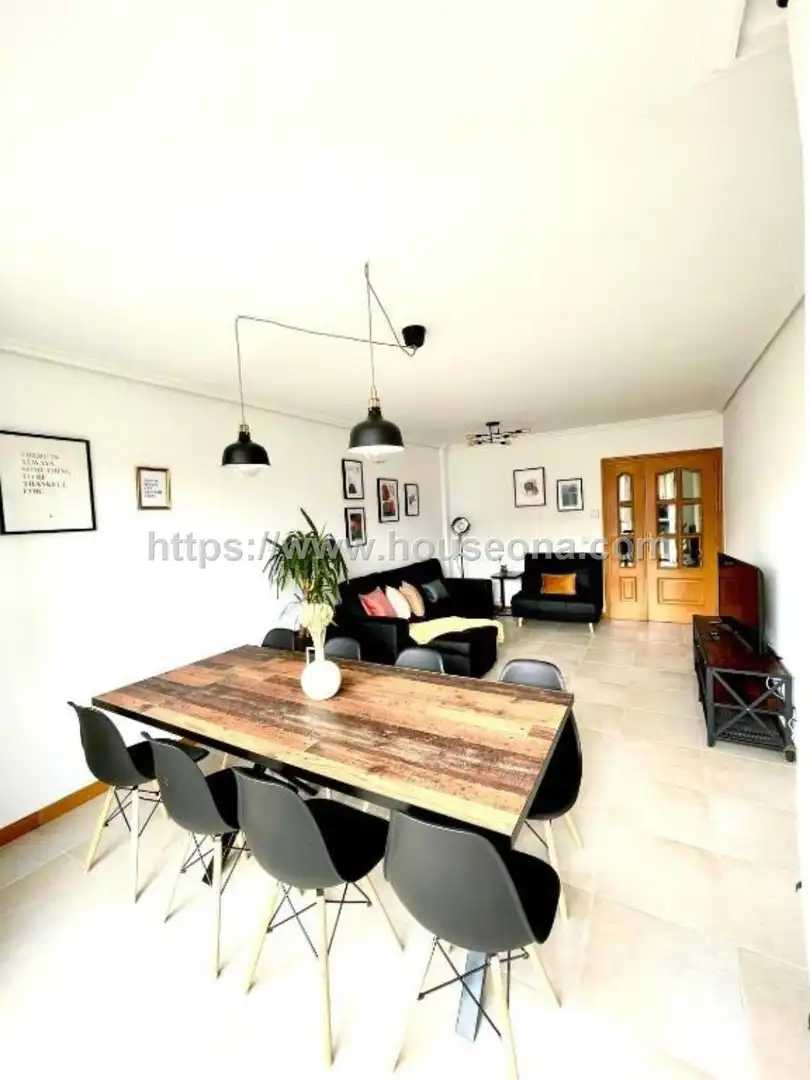 Sala d'estar de Casa adosada en venda en Laguardia amb Calefacció, Terrassa i Moblat
