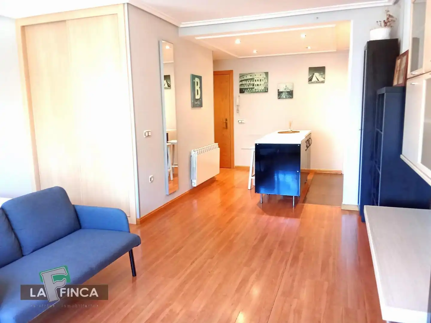 Sala d'estar de Estudi en venda en Oviedo  amb Calefacció i Moblat