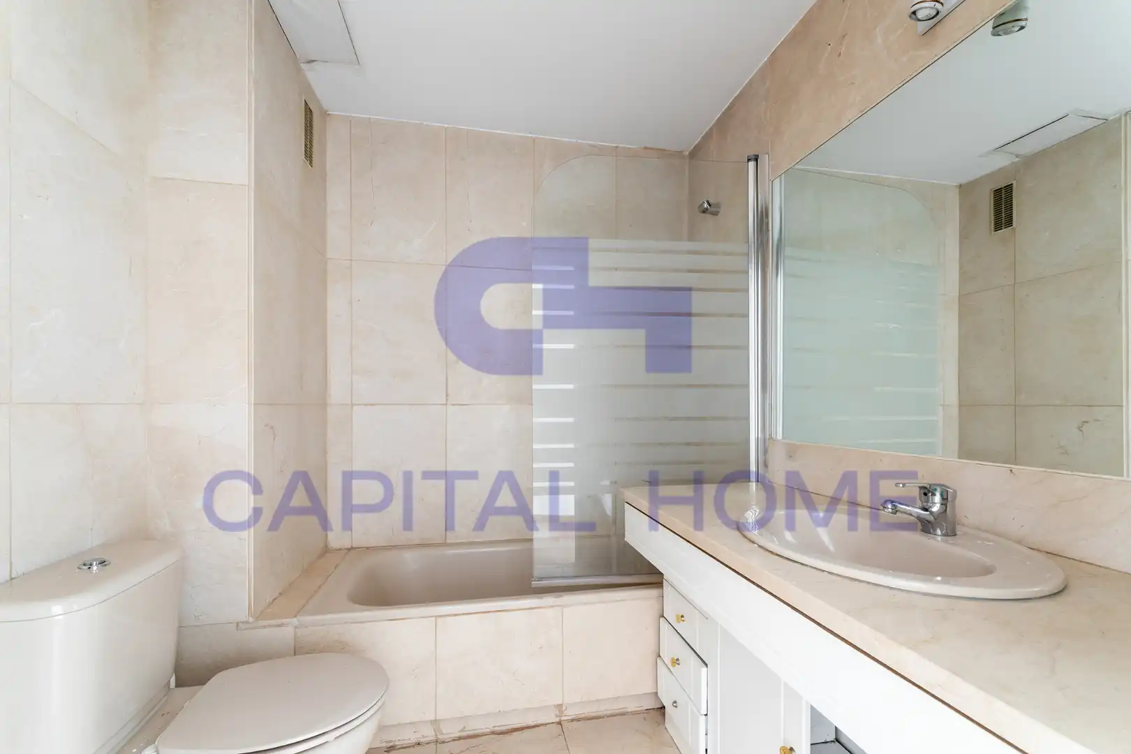 Baño de Estudio en venta en Madrid con Parquet y Terraza