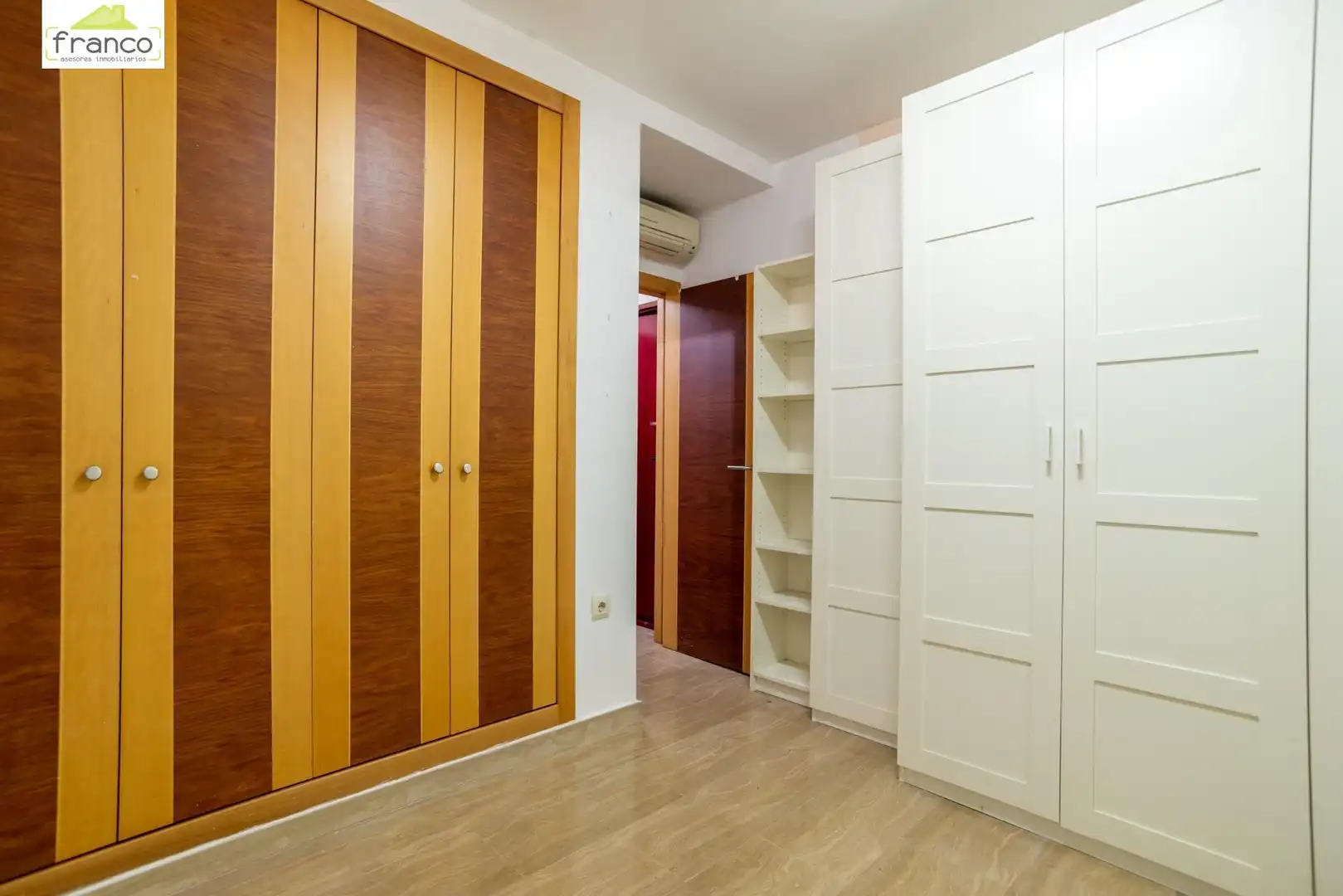 Habitación de Casa adosada en venta en Murcia con Aire acondicionado, Calefacción y Jardín privado