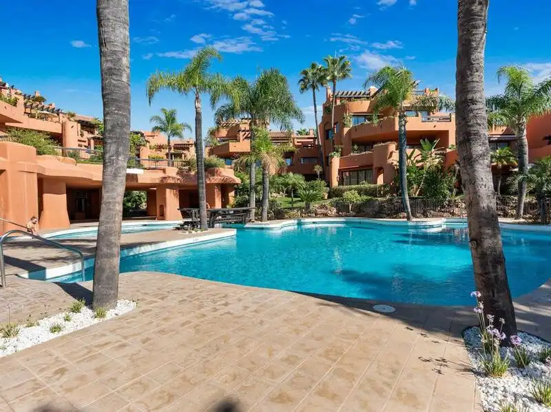 Vista exterior de Àtic de lloguer en Marbella amb Calefacció, Terrassa i Traster