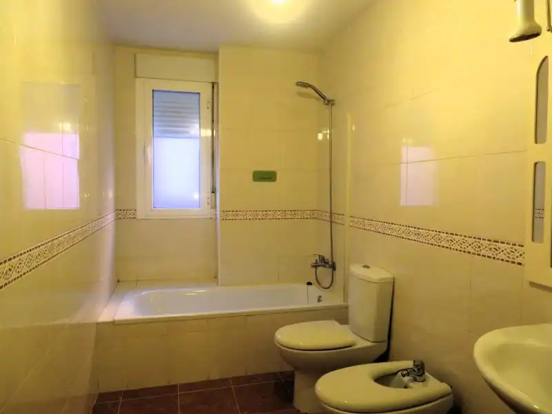 Baño de Casa o chalet en venta en Chozas de Abajo con Calefacción, Jardín privado y Trastero