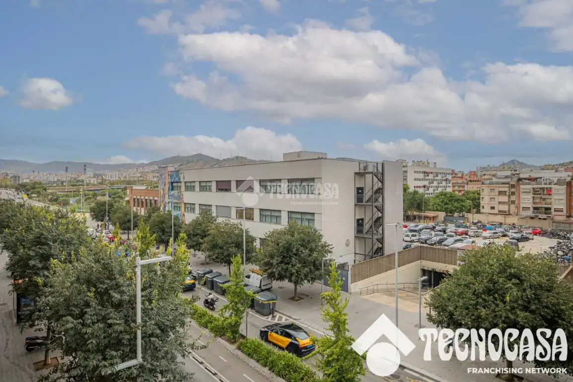 Vista exterior de Pis en venda en Santa Coloma de Gramenet amb Aire condicionat, Calefacció i Balcó