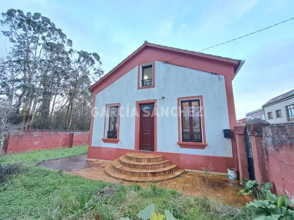 Vista exterior de Casa o xalet en venda en Boiro amb Jardí privat i Traster