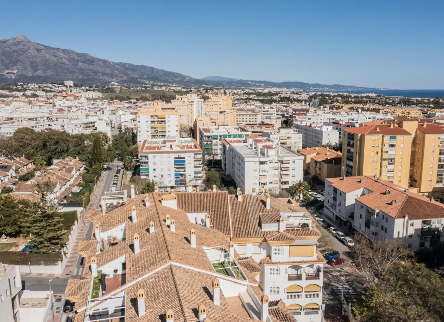 Vista exterior de Dúplex en venda en Marbella amb Aire condicionat, Terrassa i Traster