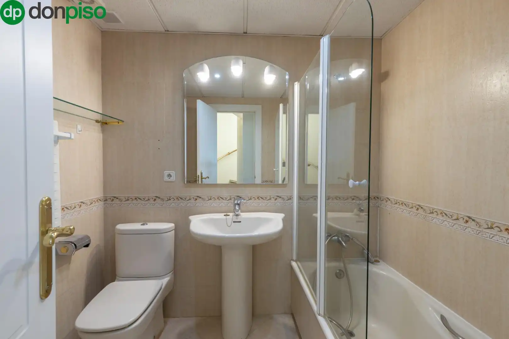 Badezimmer von Einfamilien-Reihenhaus zum Verkauf in Granada mit Klimaanlage, Heizung und Terrasse