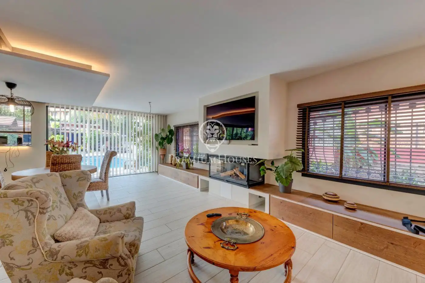 Living room of Houses for sale in Vilanova i la Geltrú  with Air Conditioner, Heating and Private garden