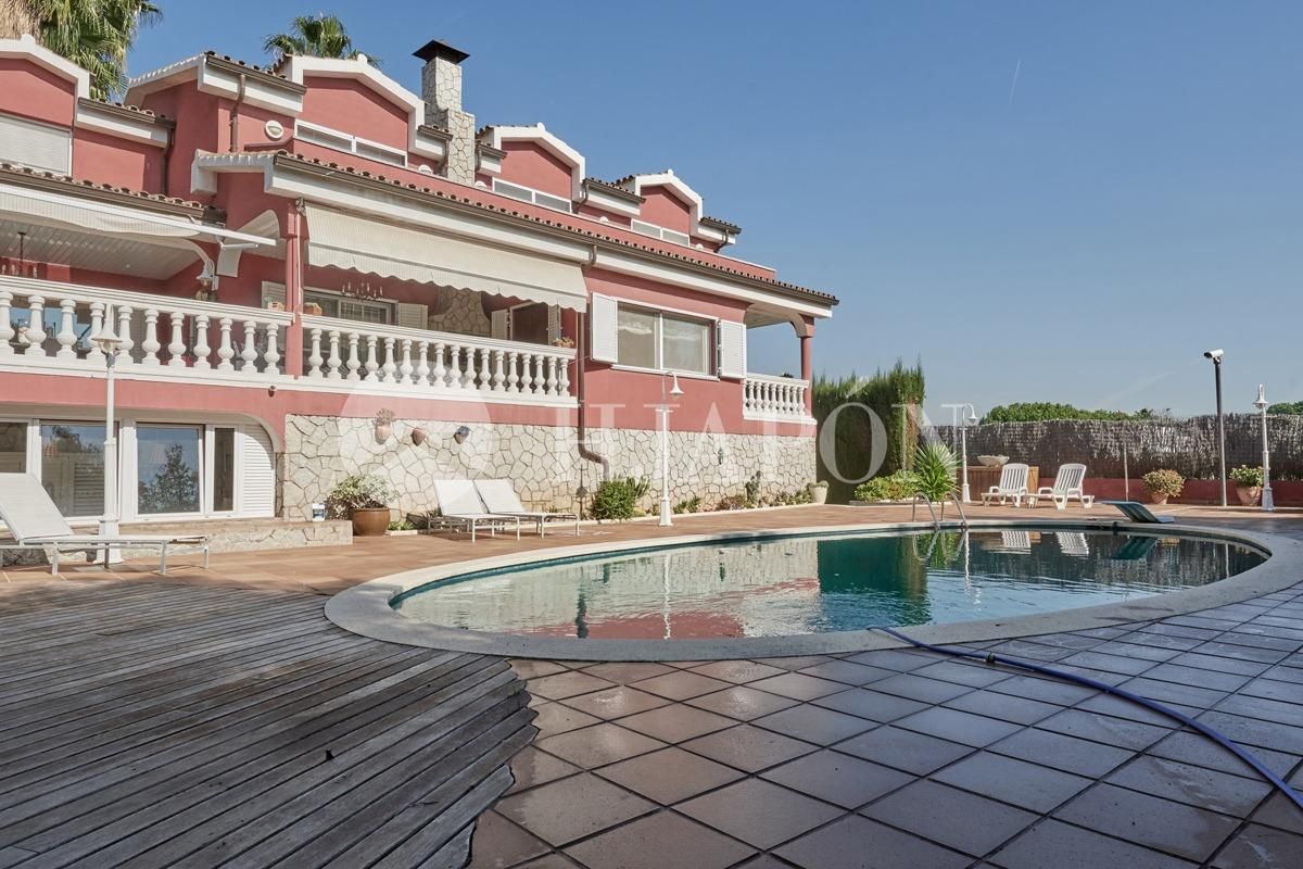 Vista exterior de Casa o xalet en venda en Alella amb Aire condicionat, Calefacció i Jardí privat