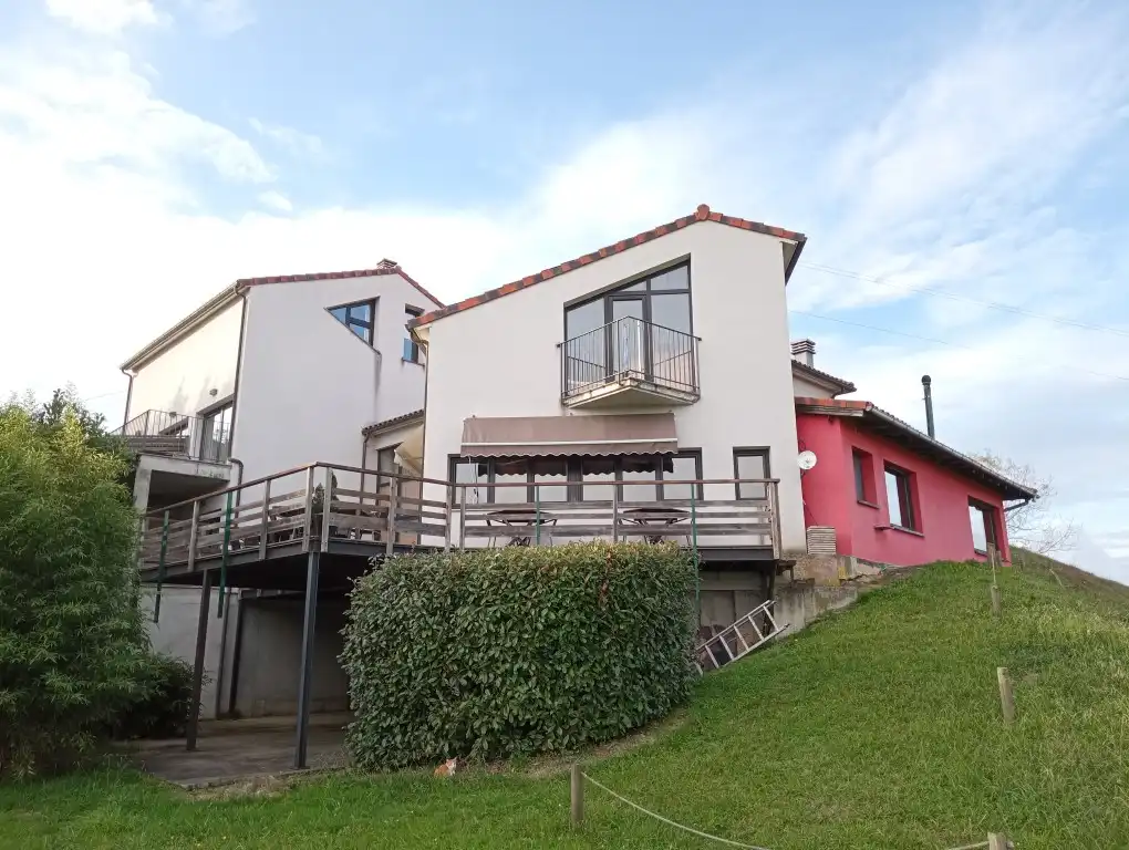 Vista exterior de Casa o xalet en venda en Cabranes amb Aire condicionat, Calefacció i Jardí privat