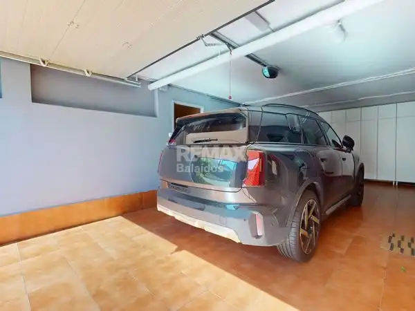 Parking de Casa adosada en venta en Vigo  con Calefacción, Jardín privado y Terraza