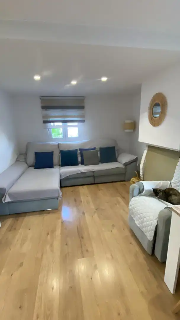 Sala d'estar de Casa o xalet en venda en La Pobla de Vallbona amb Aire condicionat, Terrassa i Piscina comunitària