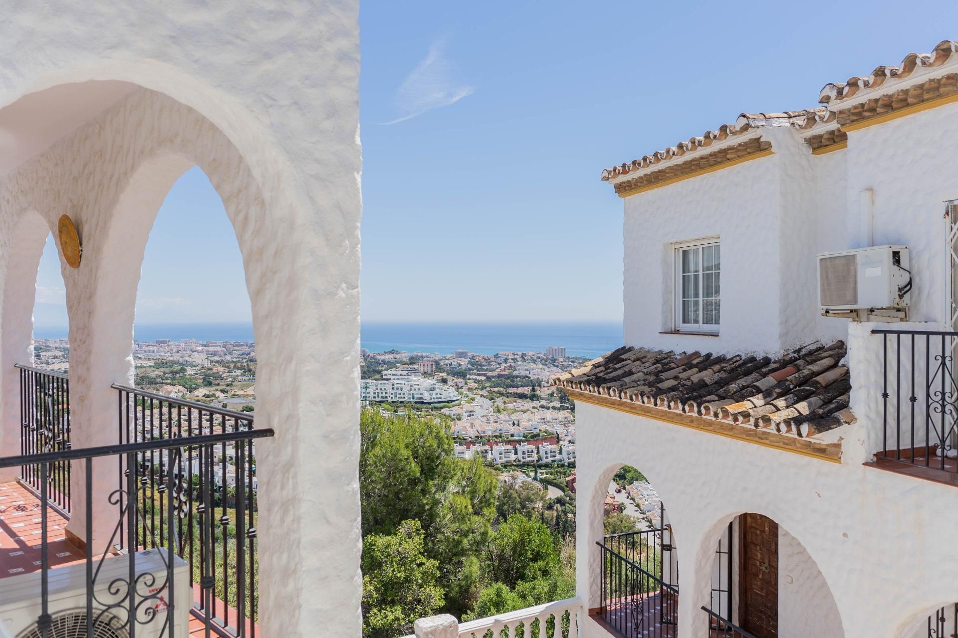 Exterior view of Single-family semi-detached for sale in Benalmádena  with Private garden, Terrace and Community pool