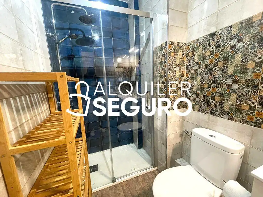 Bany de Pis de lloguer en Madrid amb Aire condicionat, Calefacció i Terrassa