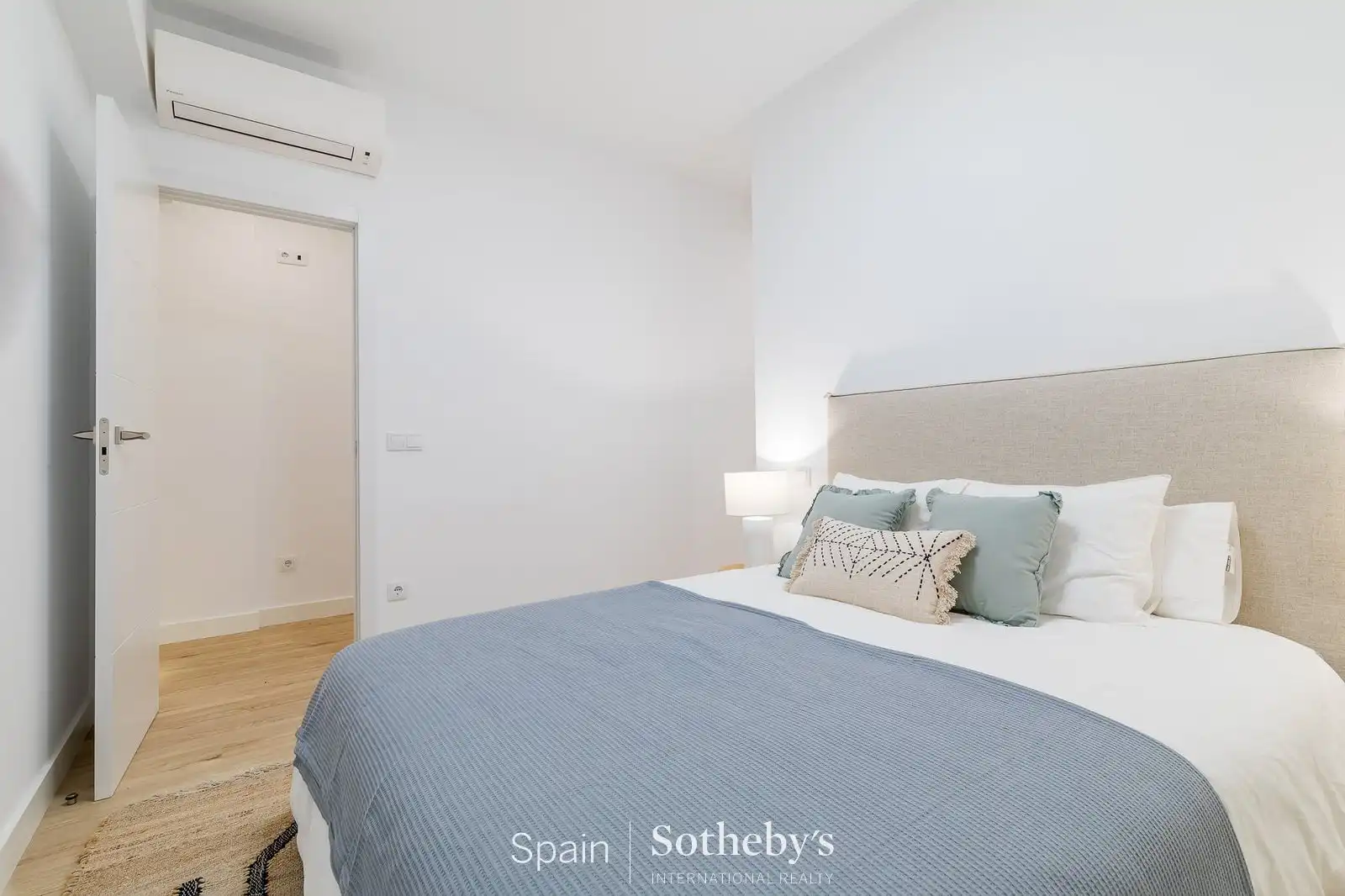 Dormitori de Apartament de lloguer en Madrid amb Aire condicionat, Calefacció i Terrassa