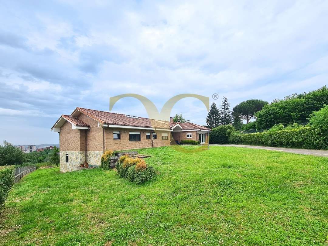 Jardí de Casa o xalet en venda en Oviedo  amb Calefacció, Jardí privat i Terrassa