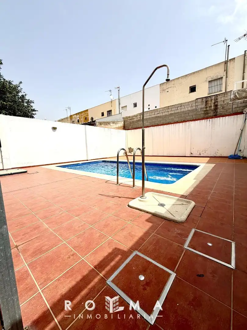Piscina de Estudi en venda en Dos Hermanas amb Aire condicionat i Piscina comunitària