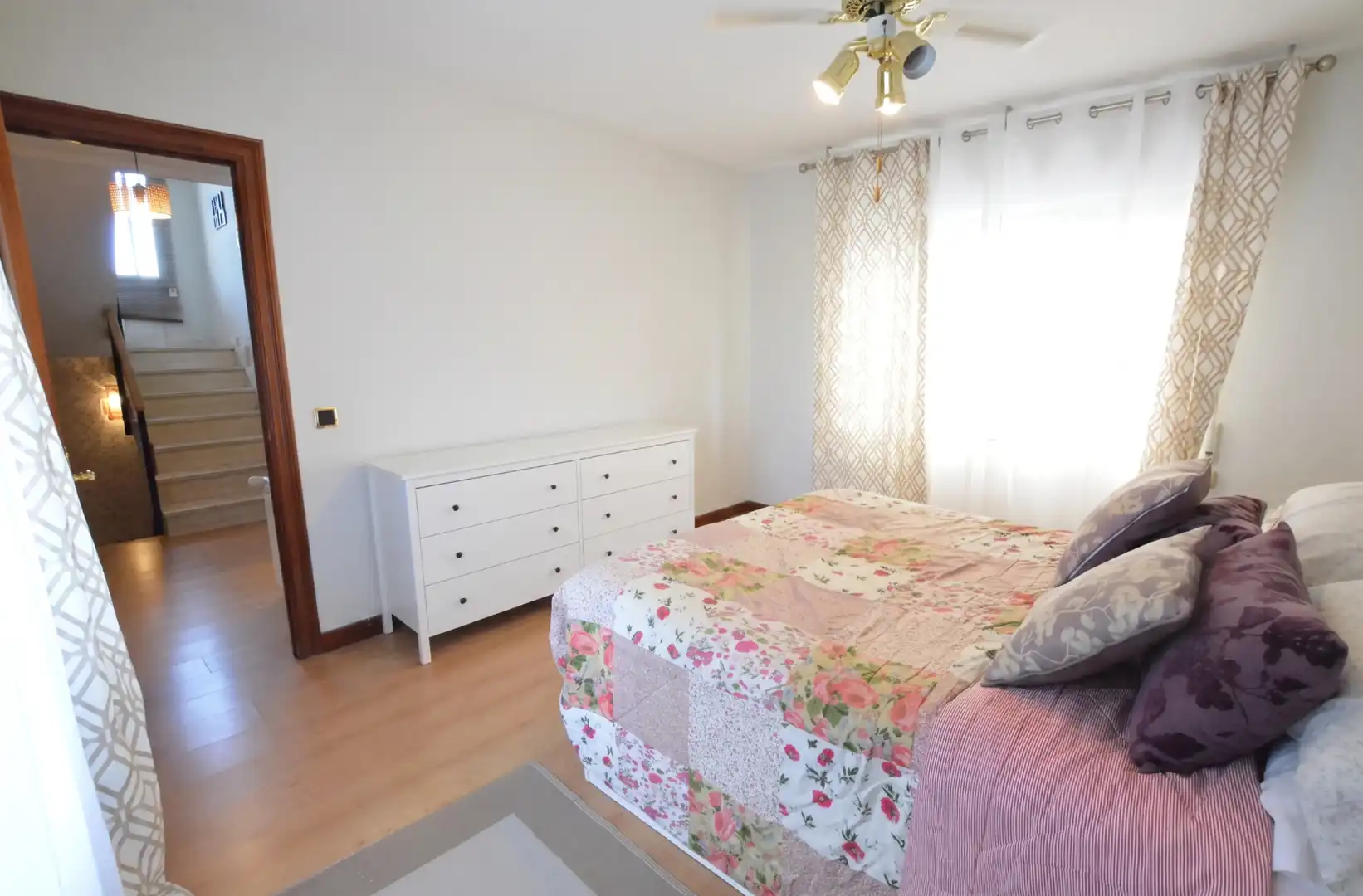 Habitación de Casa adosada en venta en Pozuelo de Alarcón con Aire acondicionado, Calefacción y Jardín privado