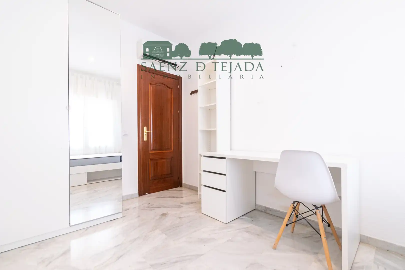 Bedroom of Flat for rent in Sevilla  with Air Conditioner, Storage room and Oven