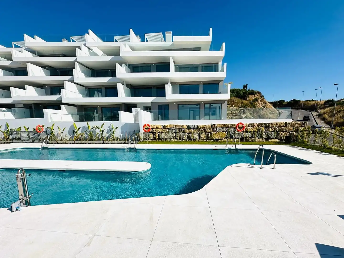 Schwimmbecken von Wohnungen zum Verkauf in Manilva mit Klimaanlage, Heizung und Terrasse