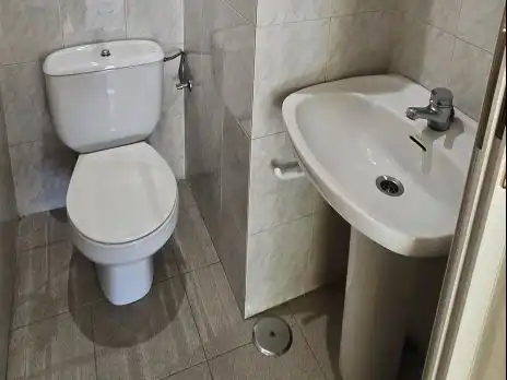 Baño de Local de alquiler en Madrid con Aire acondicionado