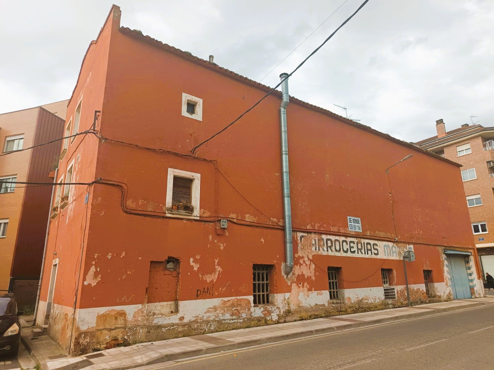 Exterior view of Building for sale in Lardero
