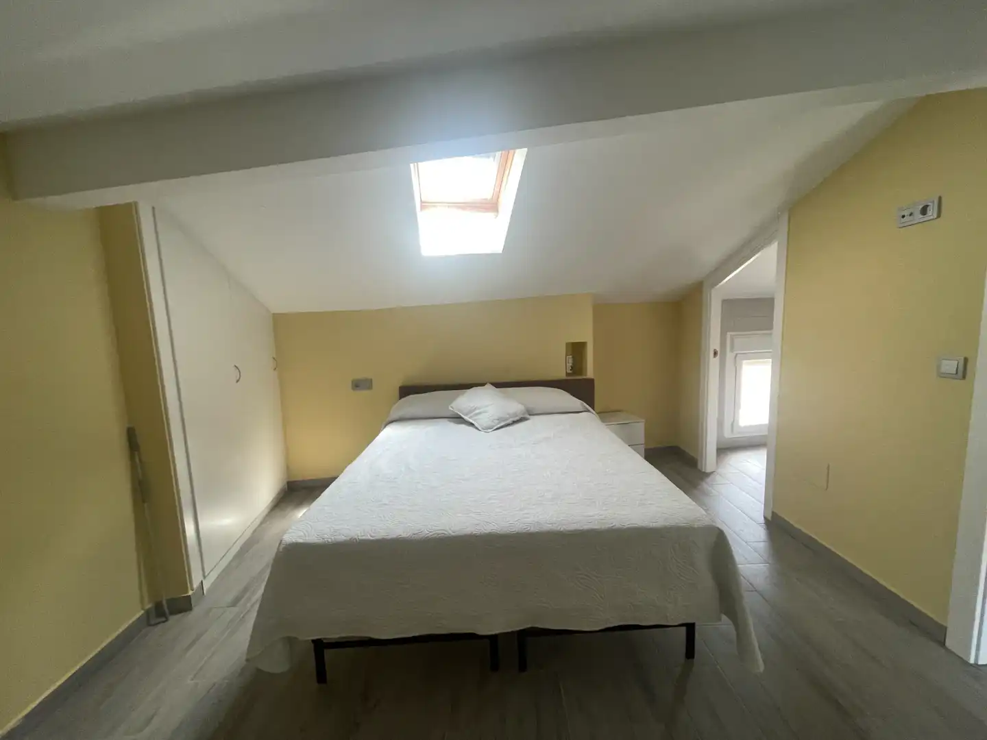 Schlafzimmer von Wohnung zur Miete in Trujillo mit Klimaanlage, Heizung und Abstellraum