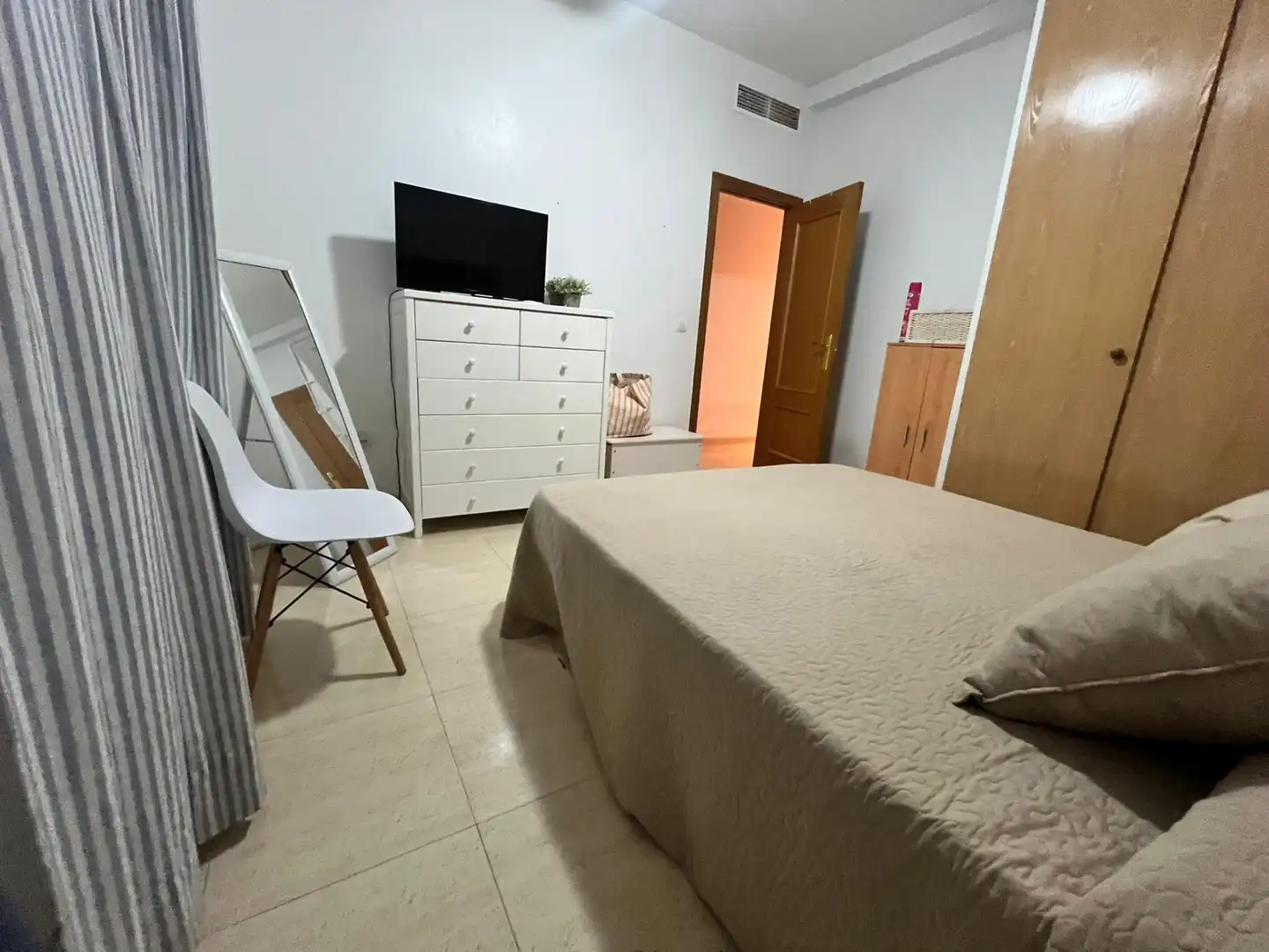 Schlafzimmer von Erdgeschoss zum Verkauf in Águilas mit Klimaanlage, Privatgarten und Möbliert