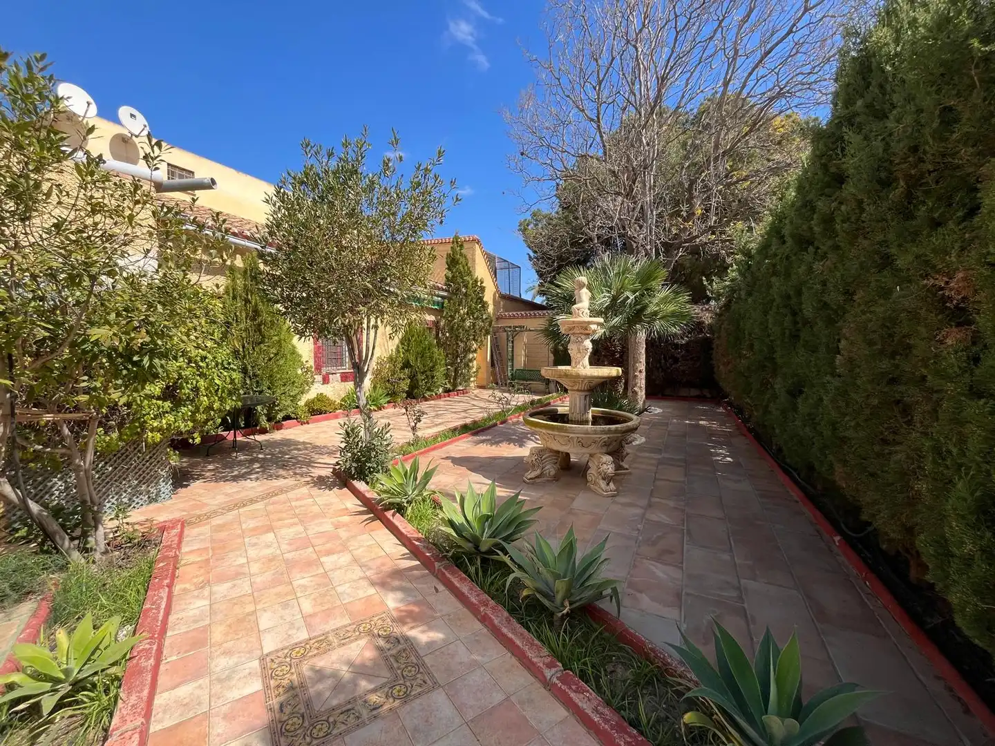 Garden of Houses for sale in Cartagena  with Air Conditioner and Swimming Pool