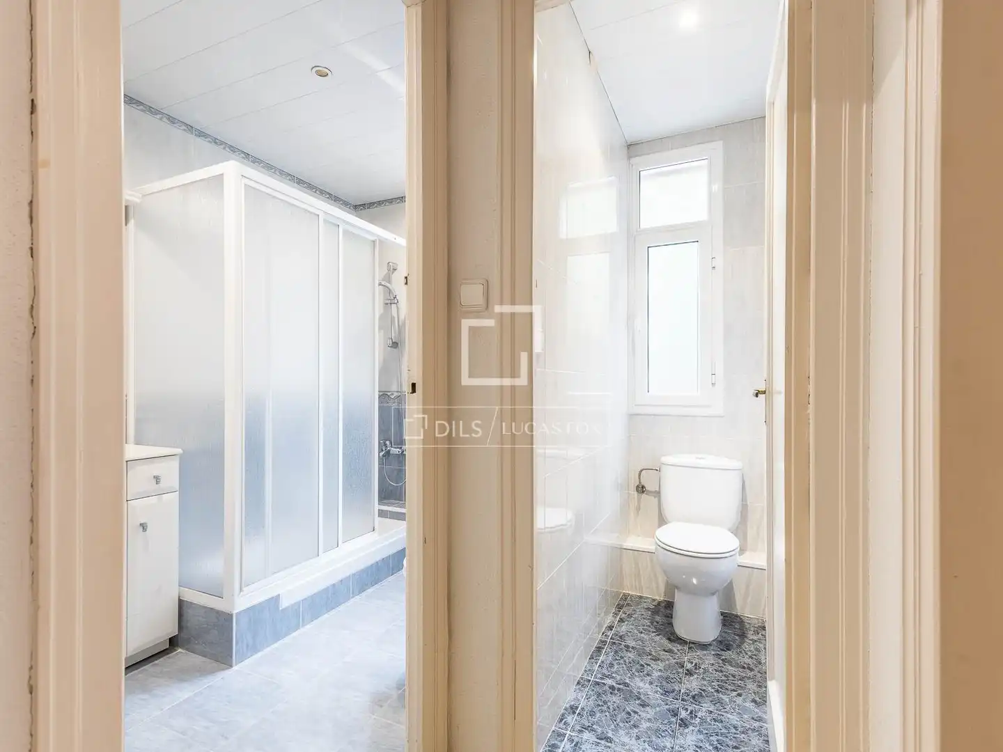 Badezimmer von Wohnung zum Verkauf in Barcelona mit Klimaanlage, Privatgarten und Terrasse