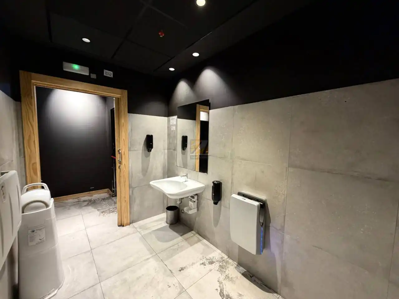 Badezimmer von Geschaftsraum zur Miete in Oviedo  mit Klimaanlage und Alarm